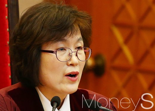 헌재 탄핵 인용. 사진은 이정미 헌법재판소 소장 권한대행. /사진=사진공동취재단