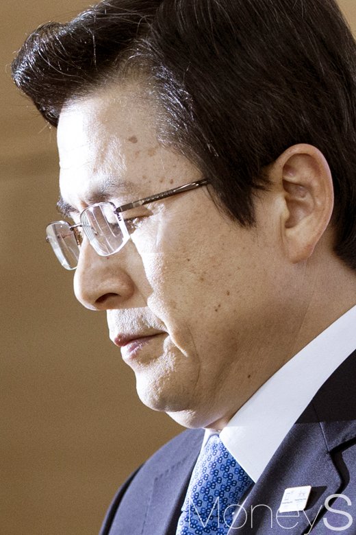 [머니S포토] 박근혜 파면, 근심 가득한 황교안 대통령 권한대행