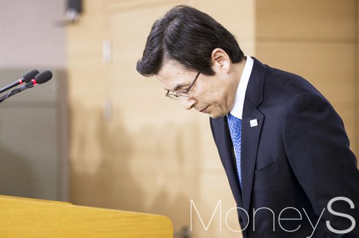황교안 대국민 담화. 헌재 탄핵 인용. 황교안 대통령 권한대행 국무총리가 오늘(10일) 서울 종로구 정부서울청사에서 대국민 담화 발표에 앞서 인사를 하고 있다. /사진=사진공동취재단