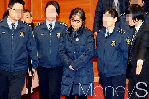 국정농단사태 핵심인물인 최순실이 16일 서울 종로구 헌법재판소에서 열린 박근혜 대통령 탄핵심판 5차 변론기일에 증인으로 출석한 가운데 최씨가 대심판정에 들어서고 있다. /사진=사진공동취재단
