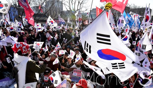 박근혜 파면. 탄핵반대 집회. 박근혜 대통령 탄핵심판 선고일인 10일 서울 재동 헌법재판소 인근 안국역. 경찰이 만일의 사태에 대비해 경계를 더욱 강화하고 있는 가운데 보수단체 회원들이 탄핵기각을 외치며 태극기를 흔들고 있다. /사진=임한별 기자