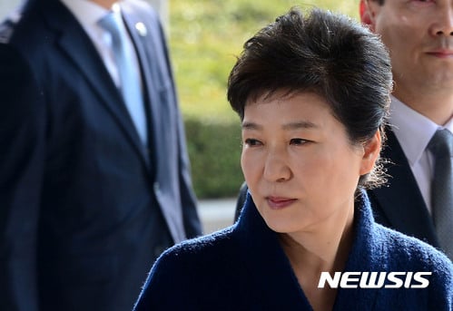 박근혜 포토라인. 송구스럽다. 헌정 사상 처음으로 파면된 박근혜 전 대통령이 오늘(21일) 서울 서초구 서울중앙지방검찰청에 피의자 신분으로 출석하고 있다. /사진=뉴시스