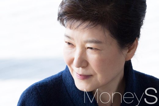 박근혜 포토라인. 송구스럽다. 사진은 박근혜 전 대통령. 박근혜 전 대통령이 피의자 신분으로 오늘(21일) 서울 서초동 서울중앙지방검찰청에 도착해 청사에 진입하고 있다. /사진=사진공동취재단