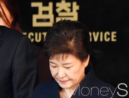 [머니S포토] 무거운 표정 드러낸 박근혜 전 대통령