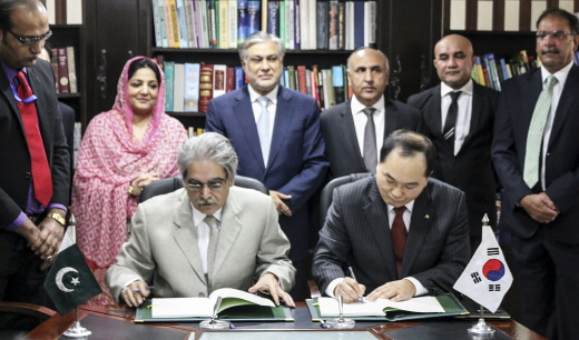 장영훈 수은 경제협력본부장은 21일 파키스탄 이슬라바마드에서 타리크 마흐무드 파샤(Tariq Mahmood Pasha) 파키스탄 재무부차관과 만나 차관공여계약서에 서명했다.