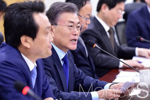 [머니S포토] 대권잠룡 문재인, 