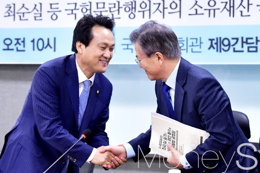 [머니S포토] 최순실 특별법 공청회, 악수 나누는 문재인-안민석