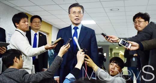[머니S포토] 취재진 질문에 답하는 문재인