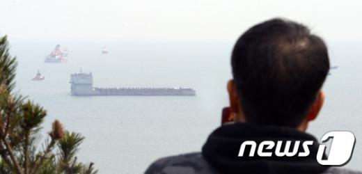 세월호 시험인양 시작. 온을(22일) 오전 세월호 침몰 해역인 전남 진도군 동거차도 앞바다에서 유가족이 세월호 시험인양 작업을 바라보고 있다. 정부는 이날 세월호 시험인양 결과에 따라 본인양 여부를 결정한다. /사진=뉴스1