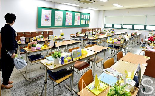 [머니S포토] 수면위로 모습 보인 세월호, '추모객 단원고 기억 교실 찾아...'