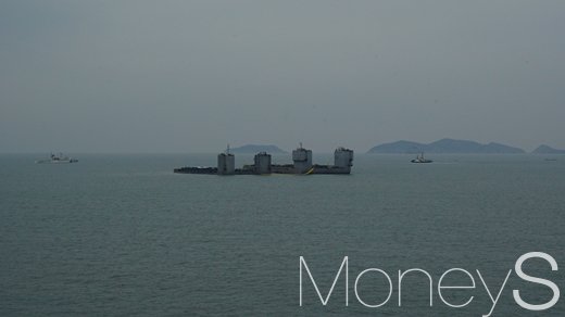 반잠수식 선박. 사진은 전남 진도군 동거차도 앞바다. /사진=사진공동취재단
