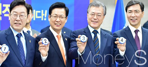 민주당 토론회. 민주당 경선 토론회. 사진 왼쪽부터 이재명 성남시장, 최성 고양시장, 문재인 전 더불어민주당 대표, 안희정 충남도지사. /사진=임한별 기자