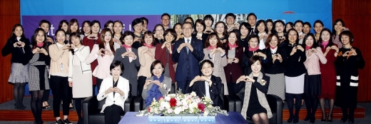 박진회 은행장(두번째 줄 중앙)과 100여 명의 임직원이 참석한 가운데 유명순 한국씨티은행 수석부행장(앞줄 좌측 첫번째)의 진행으로 임일순 홈플러스 부사장(좌측 세번째), 황지나 한국 GM 홍보 부문 부사장(좌측 두번째), 김난희 매일유업 전략기획팀 이사(좌측 네번째) 등 고객사 여성 임원들이 여성 리더십을 주제로 패널 토론을 진행했다./사진=씨티은행