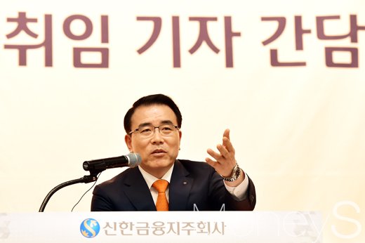 조용병 신한금융 회장이 27일 서울 중구 세종대로 신한은행 본점 대회의실에서 기자들의 질문에 대답하고 있다./사진=임한별 기자