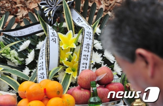 개구리 소년. 오늘(27일) 오전 대구 달서구 와룡산 자락 세방골에서 열린 '개구리소년 26주기 추도식'에 참석한 유가족과 시민단체 등이 천도제를 올리고 있다. /사진=뉴스1