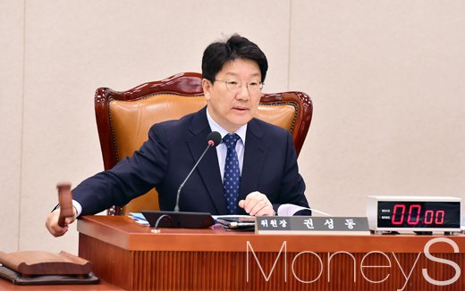 [머니S포토] 탕탕탕! 의사봉 두드리는 권성동 법사위 위원장