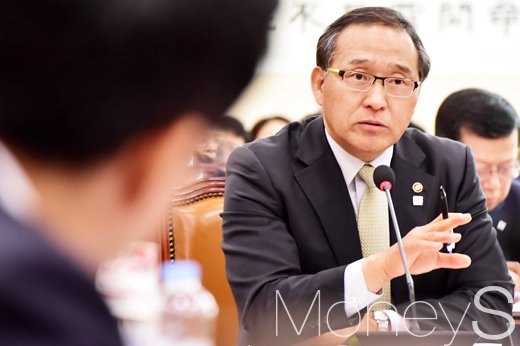 [머니S포토] 국회 법사위 회의, 의원 질의 답하는 홍윤식 장관