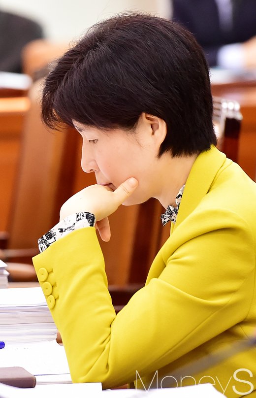 [머니S포토] 안건 자료 살피는 백혜련 의원