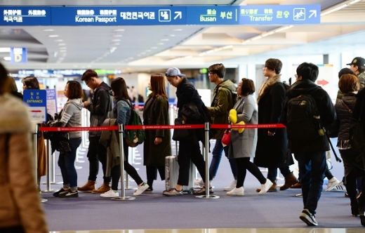 지난 3일 인천공항에서 중국인 관광객이 입국심사를 받기 위해 줄지어 서 있다. /자료사진=뉴시스