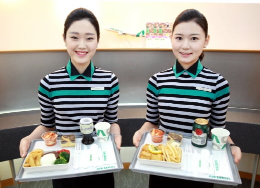 안심 스테이크와 피시 앤 칩스 /사진=에어서울 제공