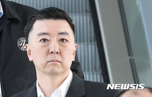 김경준 bbk. 'bbk 주가 조작 사건'으로 만기 출소한 김경준씨가 강제추방됐다. 오늘(29일) 오후 인천공항에서 미국 로스앤젤레스행 여객기에 탑승하고 있다. /사진=뉴시스