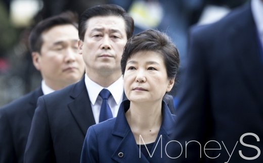 박근혜 영장심사. 박근혜 전 대통령이 구속 전 피의자심문(영장실질심사)을 받기 위해 30일 오전 서울 서초구 서울중앙지방법원에 도착, 차량에서 내리고 있다. /사진=사진공동취재단