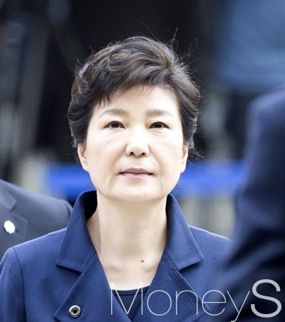 박근혜 영장심사. 박근혜 전 대통령이 구속 전 피의자심문(영장실질심사)을 받기 위해 30일 오전 서울 서초구 서울중앙지방법원에 도착, 차량에서 내리고 있다. /사진=사진공동취재단