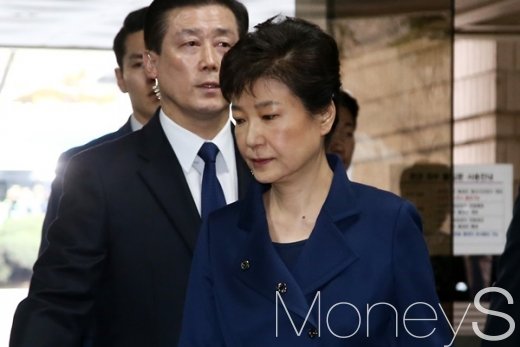 박근혜 영장심사. 박근혜 전 대통령이 구속 전 피의자심문(영장실질심사)을 받기 위해 30일 오전 서울 서초구 서울중앙지방법원에 도착, 차량에서 내리고 있다. /사진=사진공동취재단