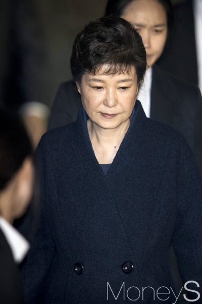 박근혜 구속. 박근혜 전 대통령이 피의자 신분으로 오늘(30일) 영장실질심사를 마친 뒤 서울 서초구 서울중앙지법원에서 나오고 있다. /사진=사진공동취재단