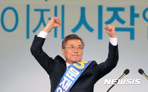 민주당 수도권 경선. 문재인 봉하마을. 더불어민주당 제19대 대통령선거 후보자로 선출된 문재인 전 대표가 3일 오후 서울 고척돔에서 지지자들의 환호에 답례하고 있다. /사진=뉴시스