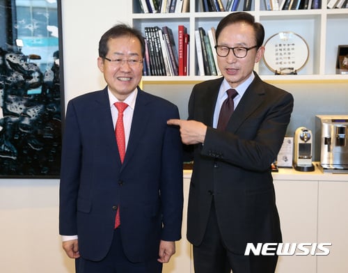 홍준표 김종필 이명박. 3일 오후 서울 강남 이명박 전 대통령 집무실에서 홍준표 자유한국당 대선후보가 이 전 대통령과 이야기를 나누고 있다. /사진=뉴시스
