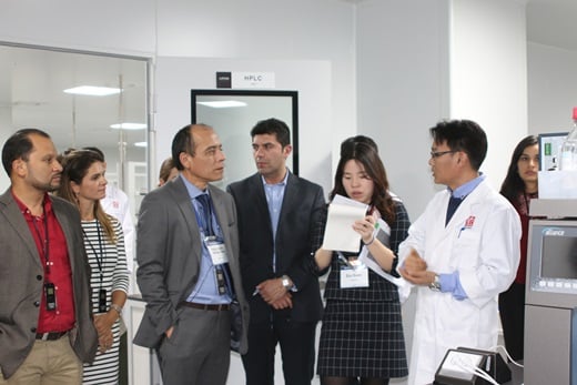 대웅제약이 지난달 29일 오송공장을 방문한 중남미 6개국 보건의료 고위 관계자 10명을 대상으로 자사의 우수한 의약품 생산현장, 자동화 물류창고 등 cGMP 수준의 최첨단 시설을 소개하고 있다. /사진=대웅제약