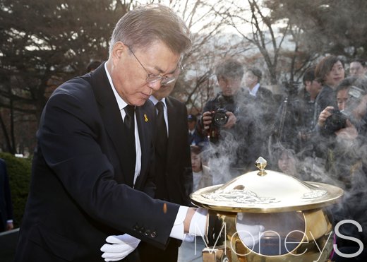 [머니S포토] 대권행보 박차 가하는 문재인, 이승만 무덤 참배