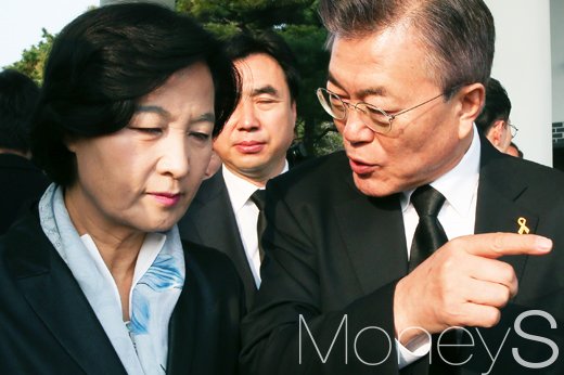 문재인 현충원 참배. 문재인 더불어민주당 대선 후보가 오늘(4일) 오전 서울 동작구 국립서울현충원 참배를 마친 뒤 추미애 대표와 대화를 나누고 있다. /사진=임한별 기자