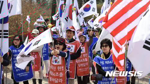 헌법 84조. 구국국민연대, 월드피스자유연합 회원들이 오늘(4일) 경기 의왕시 서울구치소 앞에서 '헌법 제84조'가 적혀 있는 조끼를 착용하고 집회를 열고 있다. /사진=뉴시스