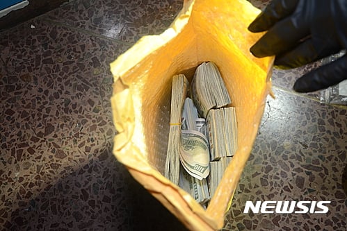 최유정 변호사. 지난 7일 오후 수원시 장안구 성균관대 수원캠퍼스 생명과학부 건물 1층 개인사물함에서 2억원 상당의 현금, 달러가 발견됐다. /사진=뉴시스(경기 수원중부경찰서 제공) 