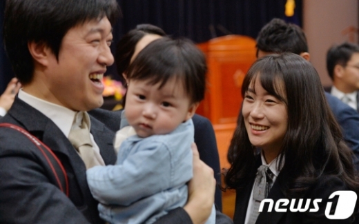 3일 서울 서초구 대법원에서 열린 신임법관 임명식에서 신임 판사(오른쪽)가 가족의 축하를 받으며 웃고 있다. /사진=뉴스1