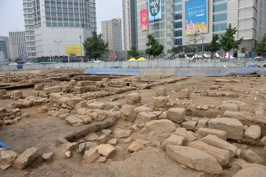 동대문디자인플라자 조성 중 발견된 서울성곽 기저부. /사진=뉴시스 노용헌 기자