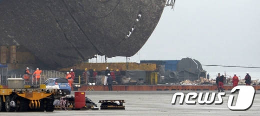 세월호 육상이송. 세월호 육상 거치 전 운송 장비인 모듈 트랜스포터를 이용해 선체를 들어 올려보는 1차 시험 운용이 실패했다. /사진=뉴스1