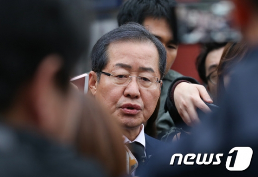 멸사봉공. 홍준표 자유한국당 후보가 오늘(6일) 광주 북구 국립5.18민주묘지를 방문하고 있다. /사진=뉴스1