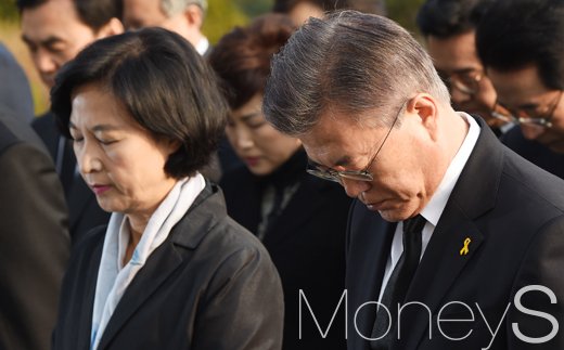 문재인 광주. 문재인 더불어민주당 후보(오른쪽)가 지난 4일 서울 동작구 국립서울현충원에서 참배를 하고 있다. /사진=임한별 기자
