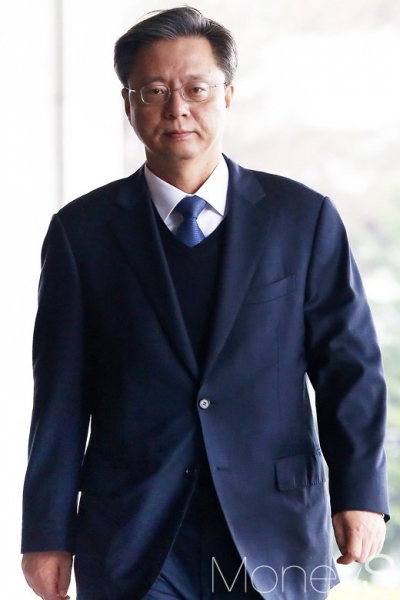 우병우 검찰 출석. 우병우 전 청와대 민정수석(50·사법연수원 19기)이 오늘(6일) 서울 서초동 서울중앙지방검찰청에 피의자 신분으로 재소환됐다. /사진=임한별 기자