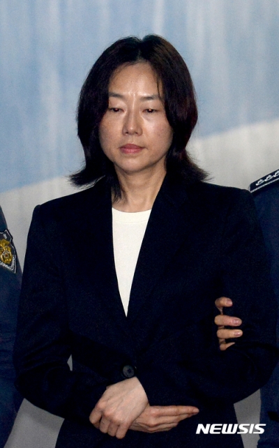 조윤선 전 문화체육관광부 장관이 6일 오전 서울 서초구 서울중앙지방법원에서 열린 공판에 출석하고 있다. /사진=뉴시스
