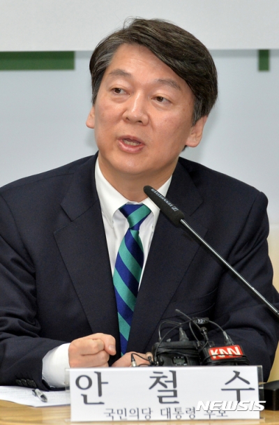 안철수 조폭. 차떼기. 오늘(6일) 오후 서울 여의도 국민의당 당사에서 안철수 대선 후보가 한국지역언론인클럽 초청 인터뷰를 하고 있다. /사진=뉴시스