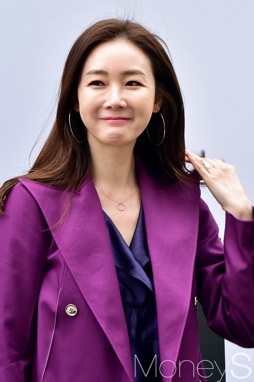 [머니S포토] 부끄부끄 최지우, '수많은 관심에 쑥스러운듯'