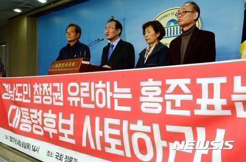 홍준표 사자성어. 노회찬 정의당 원내대표가 6일 오후 서울 영등포구 여의도 국회 정론관에서 ‘경남도민 참정권 유린하는 홍준표는 대통령후보를 사퇴하라’ 기자회견을 하고 있다. /사진=뉴시스