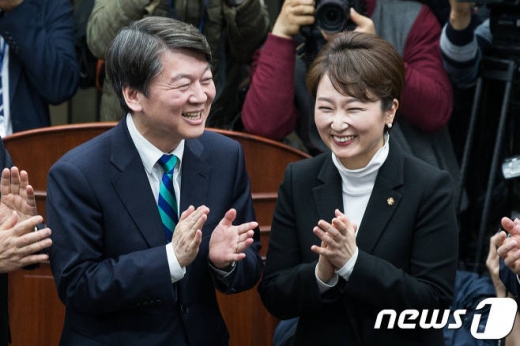 이언주 국회의원. 안철수 국민의당 대선후보가 오늘(6일) 서울 여의도 국회에서 열린 이언주 의원 국민의당 입당식에서 환영하며 박수치고 있다. /사진=뉴스1