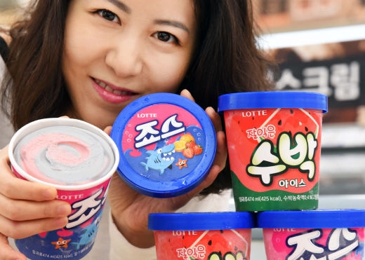 ▲ 홈플러스가 창립 20주년을 맞아 롯데제과와 손잡고 죠스바와 수박바를 파인트 컵 형태로 리뉴얼한 ‘죠스통’, ‘수박통’을 단독 출시했다. @머니S MNB, 식품 유통 · 프랜차이즈 외식 & 유망 창업아이템의 모든 것