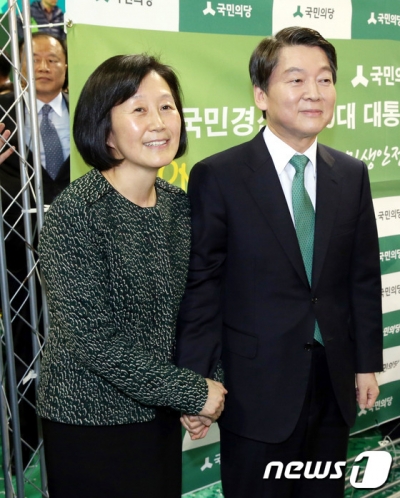 안철수 부인. 사진은 안철수 국민의당 대선후보(왼쪽)와 부인 김미경씨. /자료사진=뉴스1