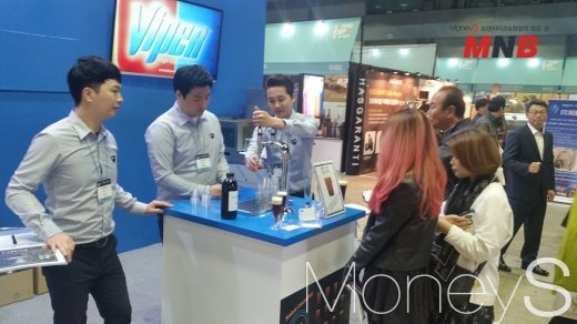 ▲ 골든블루 질소커피 시연을 지켜보는 관람객 (사진=강동완기자)
